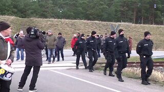 Lubmin - LNG - Demo - unter Polizeibegleitung zurück zum Parkplatz 14.01.2023