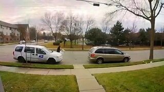 Milwaukee Police looking for suspects caught stealing packages from USPS vehicle