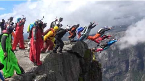 Mais de 20 base jumpers saltam de uma cascata na Noruega