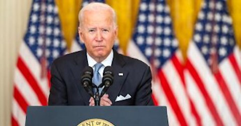 'Who Is Your Puppet Master?' Twitter Users Mock BidenRelying on Cheat-List of Reporters