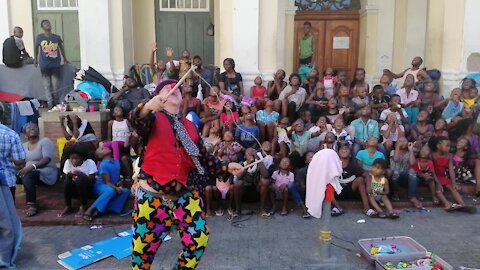 SOUTH AFRICA - Cape Town - Mwango, the Clown visit GreenMarket Square Refugees (Video) (W4L)