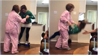 Une maman s'essaie à l'hoverboard, un désastre...