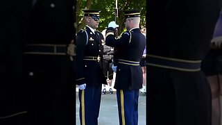 Changing Guard at The Tomb of The Unknown #unknownsoldier #usarmy #usmilitary @LawAndCrimeNews ￼