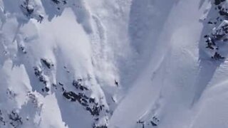 Assustador: Avalanche quase enterra snowboarder