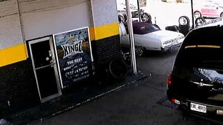 Motorista de reboque sem noção deixa cair automóvel!