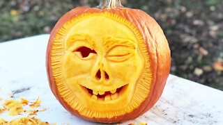 Squashcarver 'Face Jack O'Lantern Level 3' pumpkin carving time-lapse (3 of 3)