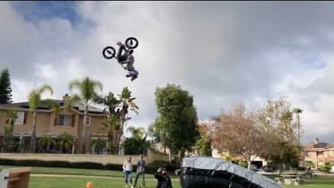 À huit ans, il fait des saltos en BMX