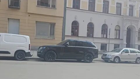 New Range Rover looks slick Black on Black but maybe LWB is the ome tp prefeer? [4k 60p]