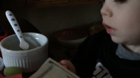 Toddler thinks Abraham Lincoln on $5 bill is his uncle