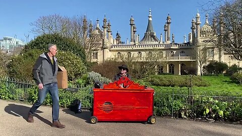 What a nice place to find a pianist! Stefan Lindon beutiful busking at Brighton Royal Pavilion.