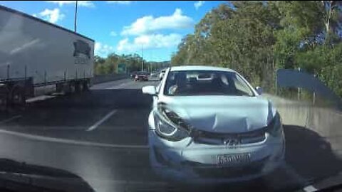 Perigo: motorista distraído provoca acidente