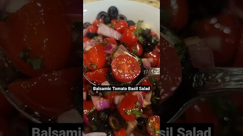 This has everything I need for a refreshing summer salad. And it's so easy to make too!#tomatosalad