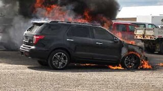 Carro com problema mecânico pega fogo em estacionamento