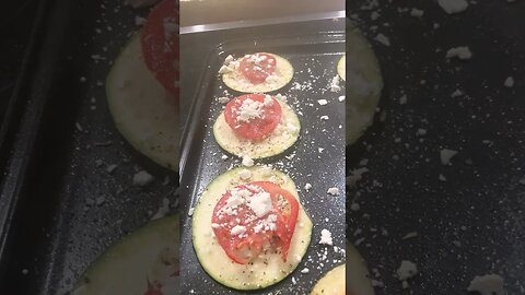 Broiled pizza zucchini