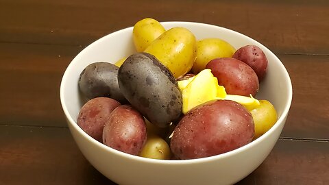 Boiled mini potatoes with butter [4K]