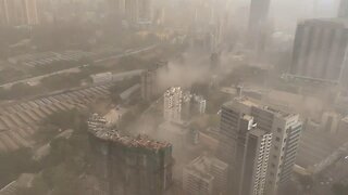 Huge dust storm hits Mumbai, India