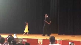 Pai e filha apresentam coreografia em recital da escola