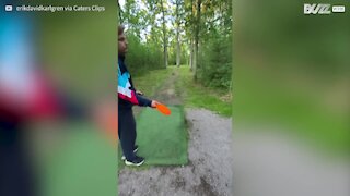 La réaction de ce jeune homme après un lancer de disque-golf est hilarante