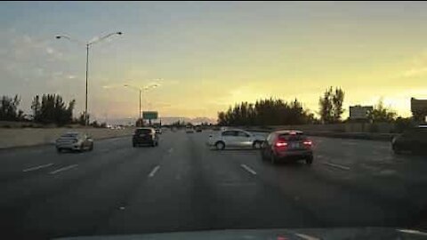 Un conducteur reprend le contrôle de son véhicule après un dérapage incroyable sur l'autoroute