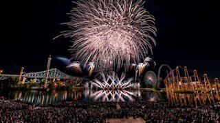 Des spectacles surprises de feux d'artifice ont lieu jusqu'à la fin août à Montréal