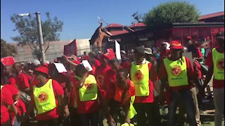 Protesters at Saftu march mock President Ramaphosa (TgX)