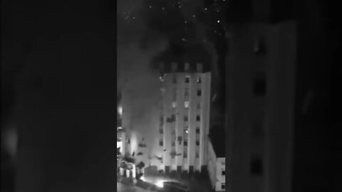 Moment of the powerful explosion on the administration of Energodar attacked with American HIMARS