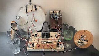 Il fait de la musique avec un métronome et plusieurs verres d'eau