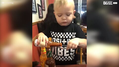 Criança fica arrependida após experimentar molho picante