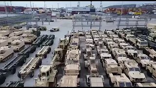 Veículos blindados dos EUA chegam à cidade portuária de Gdynia, na Polônia