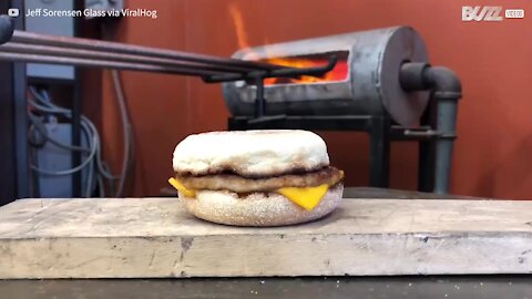 Homem acrescenta vidro fundido à sua sandes