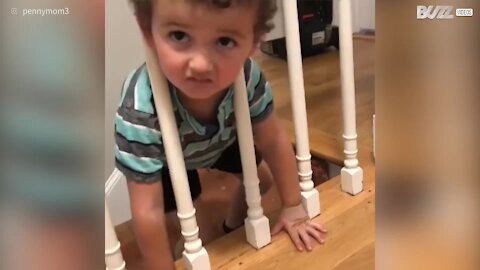Bambino curioso si incastra nella ringhiera delle scale