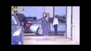 Taimur Ali Khan Screams 'NO PHOTOS' To The Paparazzi As He Arrives With Kareena Kapoor | SpotboyE