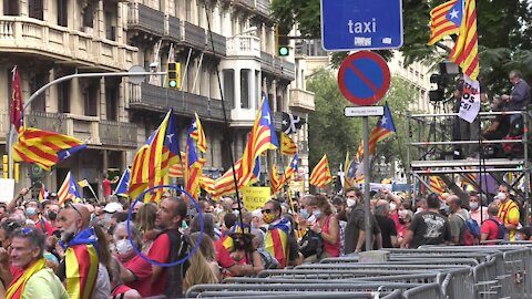 Un independentista enseña a su niña cómo odiar a los agentes de Policía Nacional en Cataluña