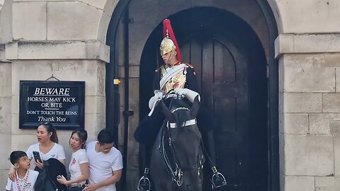 Tourist move back #horseguardsparade