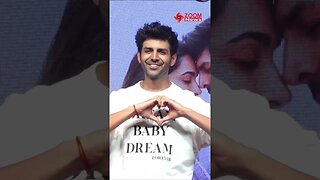 Kartik Aaryan makes CUTE hearts while posing for media at Satyaprem Ki Katha screening ❤️ | #shorts