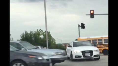 Idiot Audi RS5 driver pulls illegal u-turn