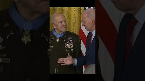 Medal of honor reciepient doesn't seem to be much of a fan. #joebiden #kamalaharris 🇺🇸