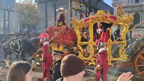 Lord mayor show golden carriage wave to the crowd #lordmayorshow