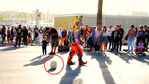 Street Performer Karcocha in Barcelona Spain! So FUNNY!!!!