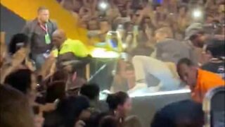 Ryan Reynolds almost crushed by fans as barrier collapses