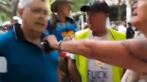 Police back anti-vaxxers against Canberra man screaming "Hit me! Hit me!"