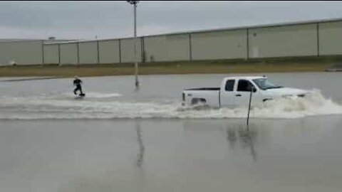 Översvämningar? Skaffa en pickup och åk wakeboard!