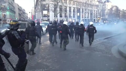 🇫🇷FRANCE IS UNDER ATTACK 🚔(POLICE TEAR GAS) 🚔 [CHILDREN ARE THERE]