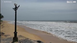 Halo de luz filmado numa praia da Índia