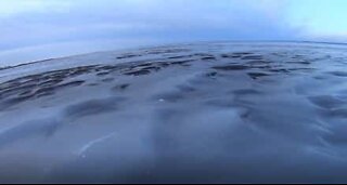 Kylan fryser vågor i en sjö i Kanada