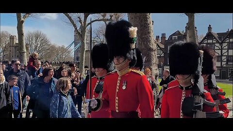 Right wheel turn Make way #toweroflondon