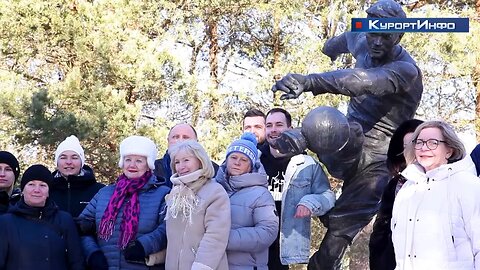 Участники спортивного семинара возложили цветы к памятнику Всеволоду Боброву