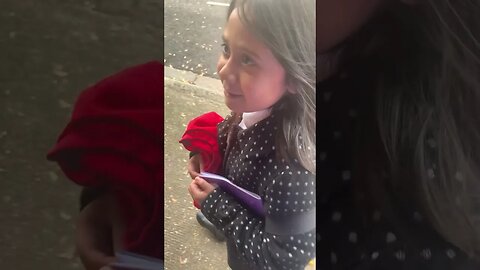 Baby girl sings to her daddy a song-cuteness overload