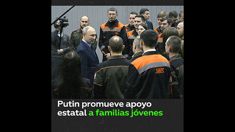 Putin respalda a familias jóvenes durante visita a una fábrica