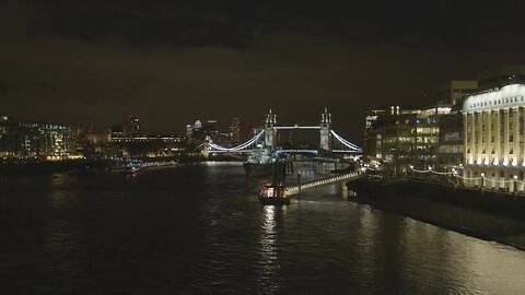 Ponte da torre e horizonte da cidade com hms belfast no rio tamisa londres reino unido à noite em 4K